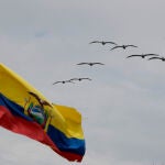 Los 'Noboa de cartón' inundan Olón, el pueblo donde vota el presidente de Ecuador