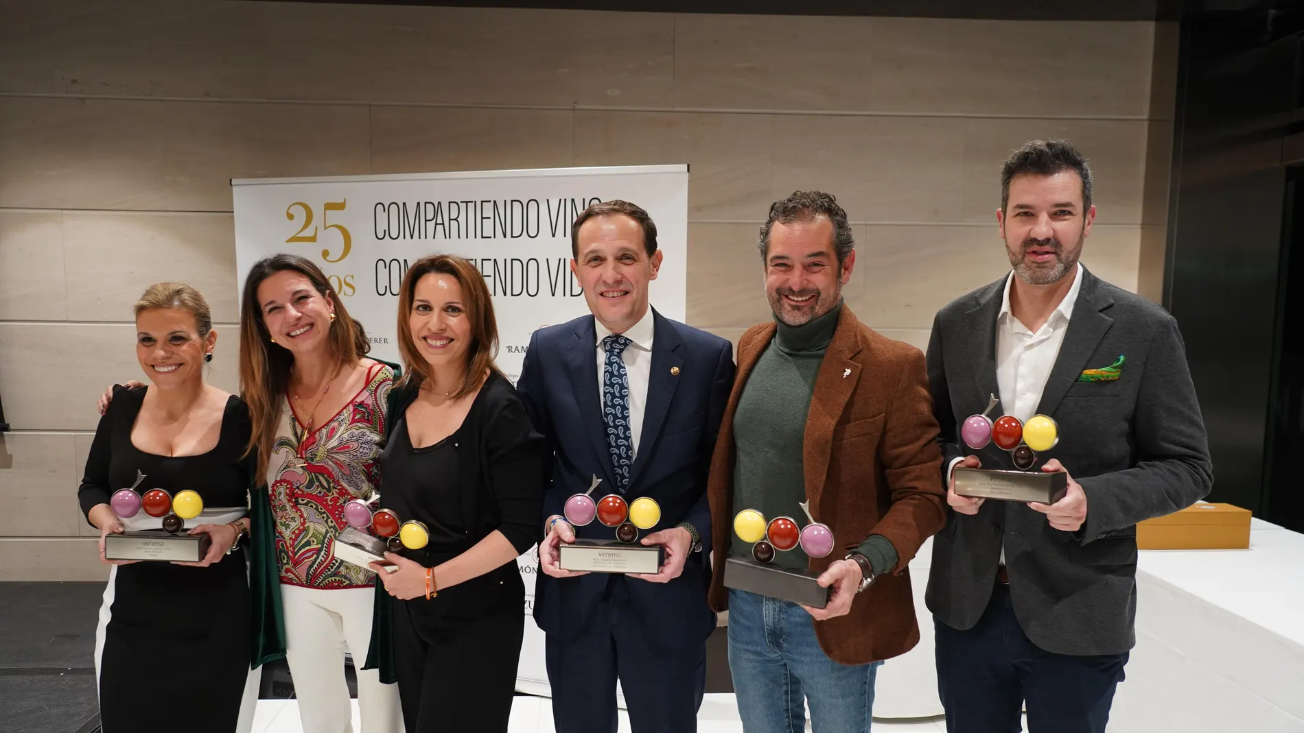 Foto de Familia de Conrado Íscar con los premiados de la provincia de Valladolid