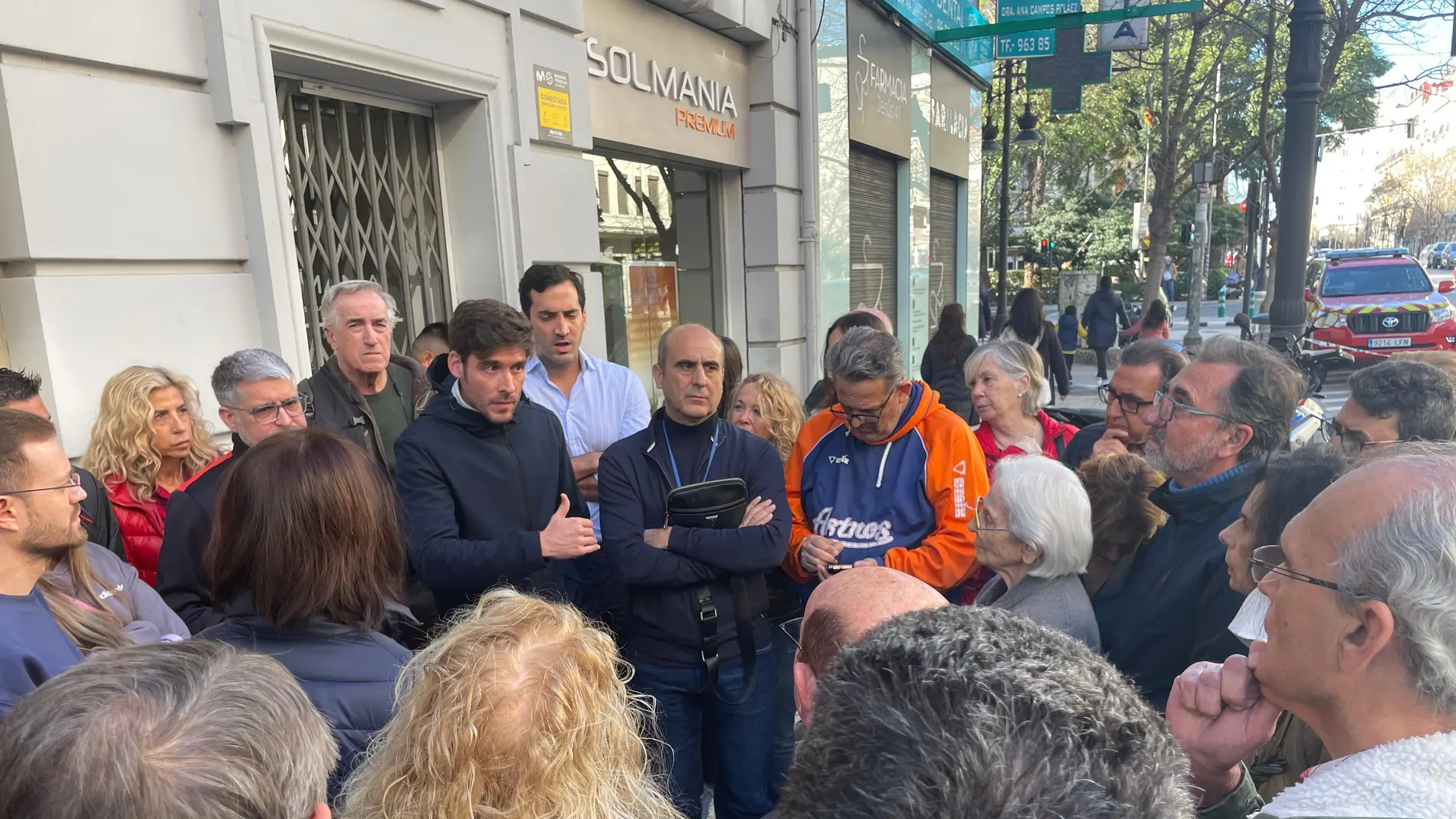 El concejal de Bomberos, Juan Carlos Caballero, se dirige a los vecinos