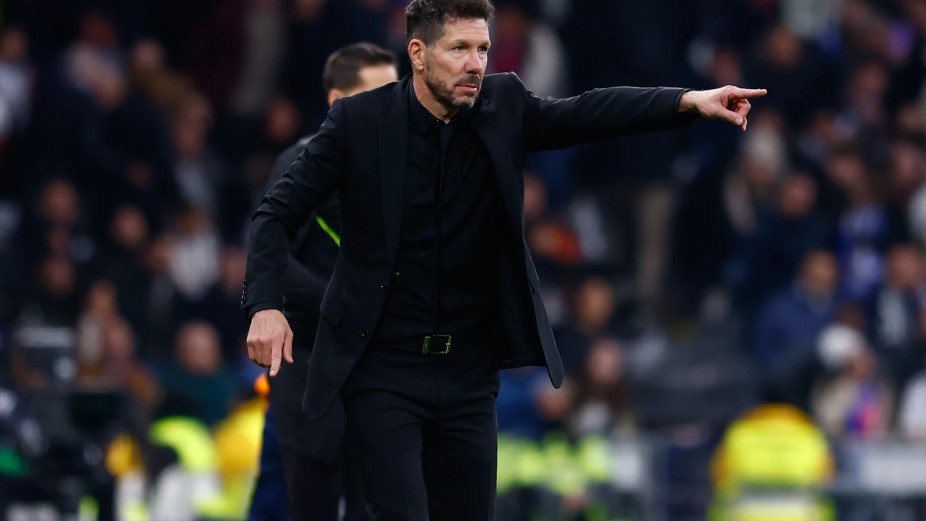 Simeone da instrucciones en la banda del Bernabéu
