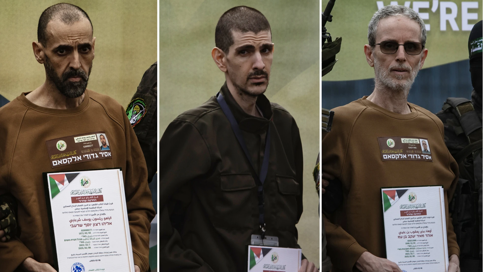 Los rehenes israelíes Eli Sharabi, Or Levi y Ohad Ben-Ami antes de ser entregarlos a un equipo de la Cruz Roja en Deir al-Balah, en el centro de Gaza.