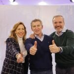 Natalia Chueca, Alberto Núñez Feijóo y Jorge Azcón, este domingo en el acto del Foro Grandes Ciudades organizado por el PP en Zaragoza.