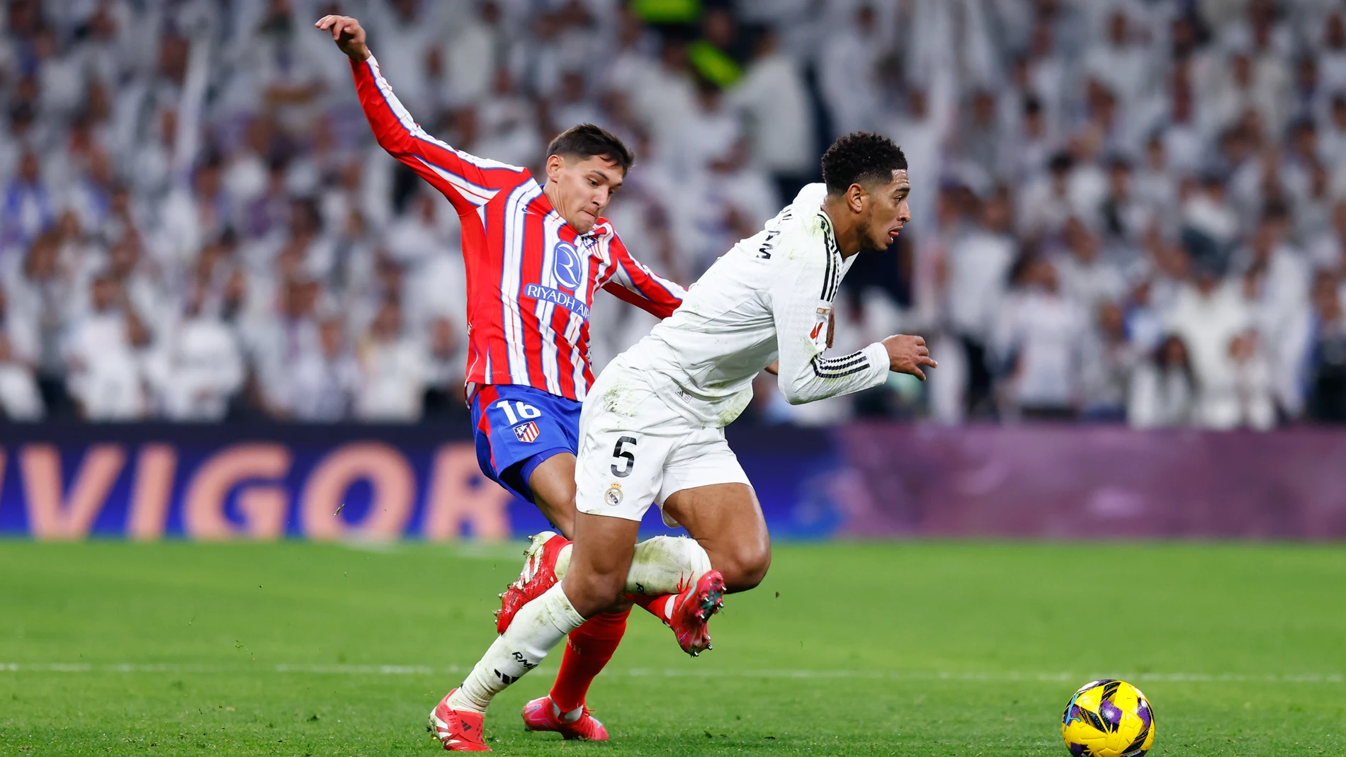 Jude Bellingham of Real Madrid and Nahuel Molina of Atletico de Madrid in action during the Spanish League, LaLiga EA Sports, football match played between Real Madrid and Atletico de Madrid at Santiago Bernabeu stadium on February 8, 2025, in Madrid, Spain. AFP7 08/02/2025 ONLY FOR USE IN SPAIN