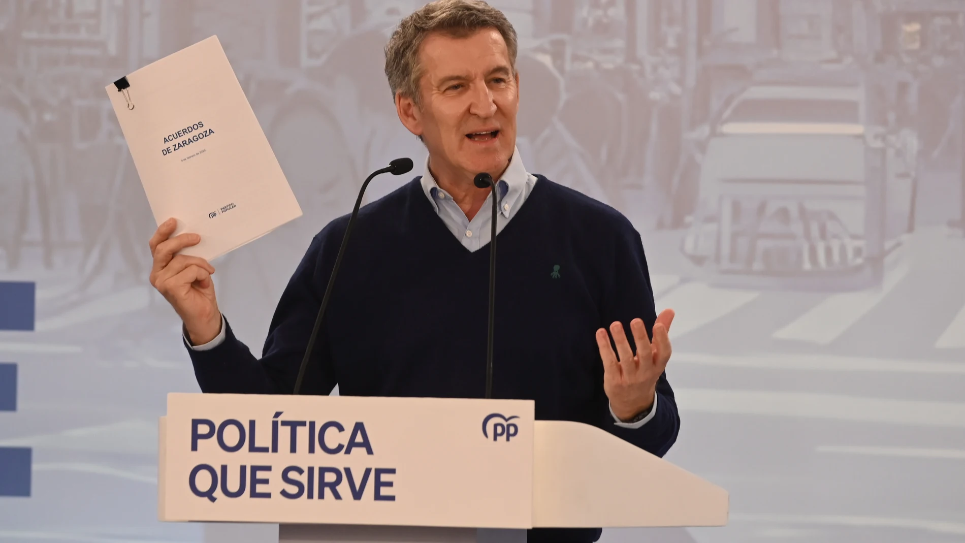 El presidente del PP, Alberto Núñez Feijóo, interviene durante el I Foro de Grandes Ciudades, a 9 de febrero de 2025, en Zaragoza, Aragón (España). Feijóo ha organizado el encuentro con una treintena de alcaldes del PP que gobiernan en algunas de las principales ciudades de España para “trabajar juntos” en la búsqueda de soluciones al problema de la vivienda. Además, se ha hablado acerca del futuro de las ciudades y de cómo mejorar su gestión en ámbitos como la sostenibilidad y la movilidad. ...