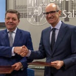 Luis Miguel González Gago y Javier Iglesias durante la firma del convenio