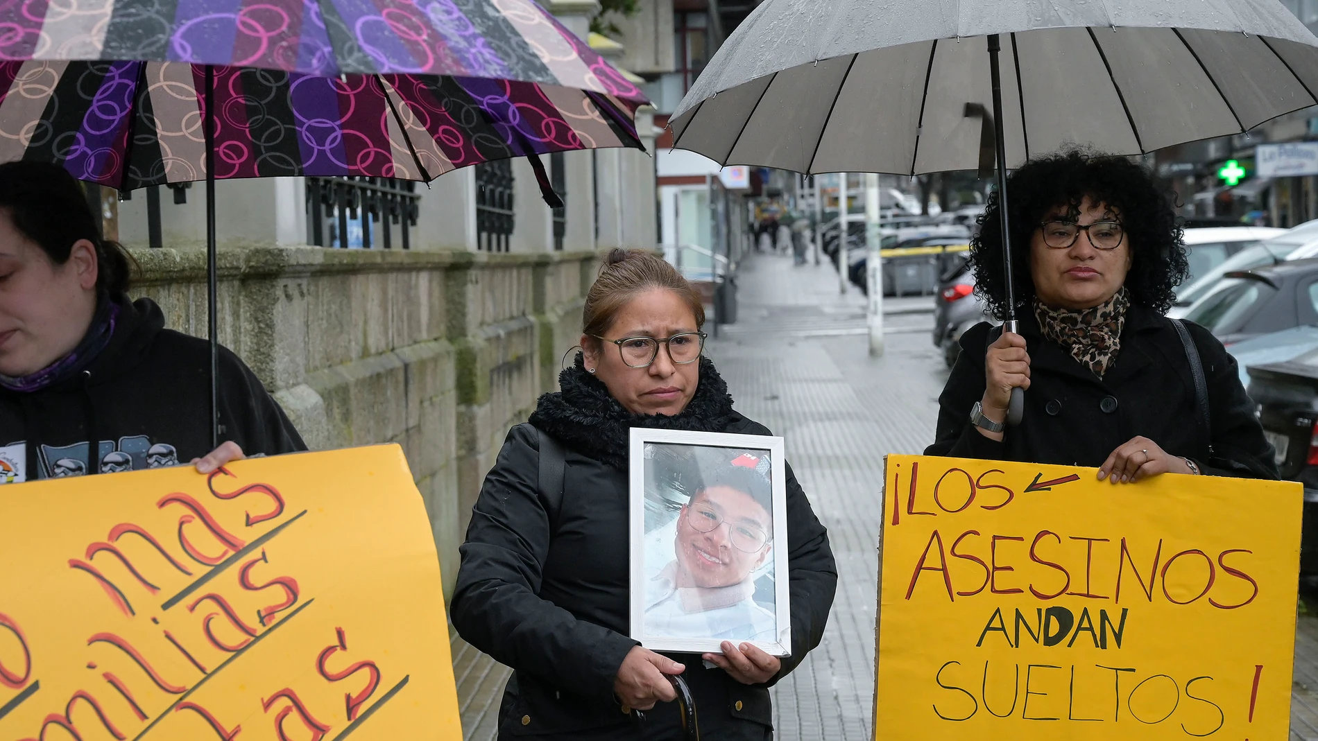 A CORUÑA, 10/02/2025.- La madre de Joel Quispe, Maritza Yovana Gómez (c) durante la concentración organizada por la familia del joven asesinado a puñaladas en Nochebuena de 2023 en A Coruña, Yoel Quispe, para presentar nuevas pruebas que apuntan supuestamente a personas que no están concentración ante la Audiencia Proincial. EFE/Moncho Fuentes
