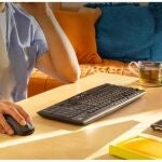 Adiós a los cables en tu escritorio con este combo de Logitech, ahora con un 61% de descuento