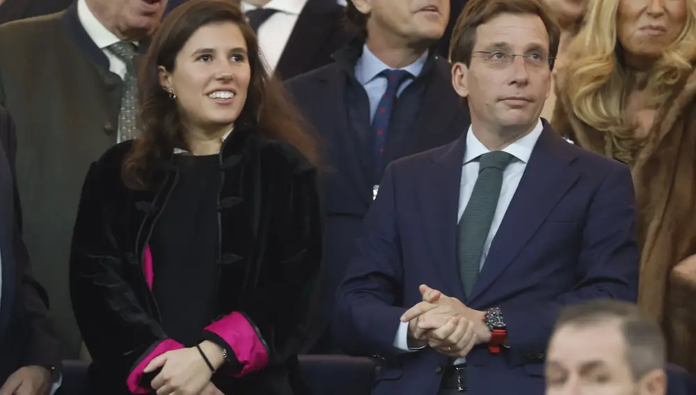 El alcalde de Madrid, José Luis Martínez-Almeida (d), junto a su mujer, Teresa Urquijo (i), instantes previos al encuentro correspondiente a la jornada 23 de Laliga EA Sports que disputan hoy sábado Real Madrid y Atlético de Madrid en el estadio Santiago Bernabéu, en Madrid.