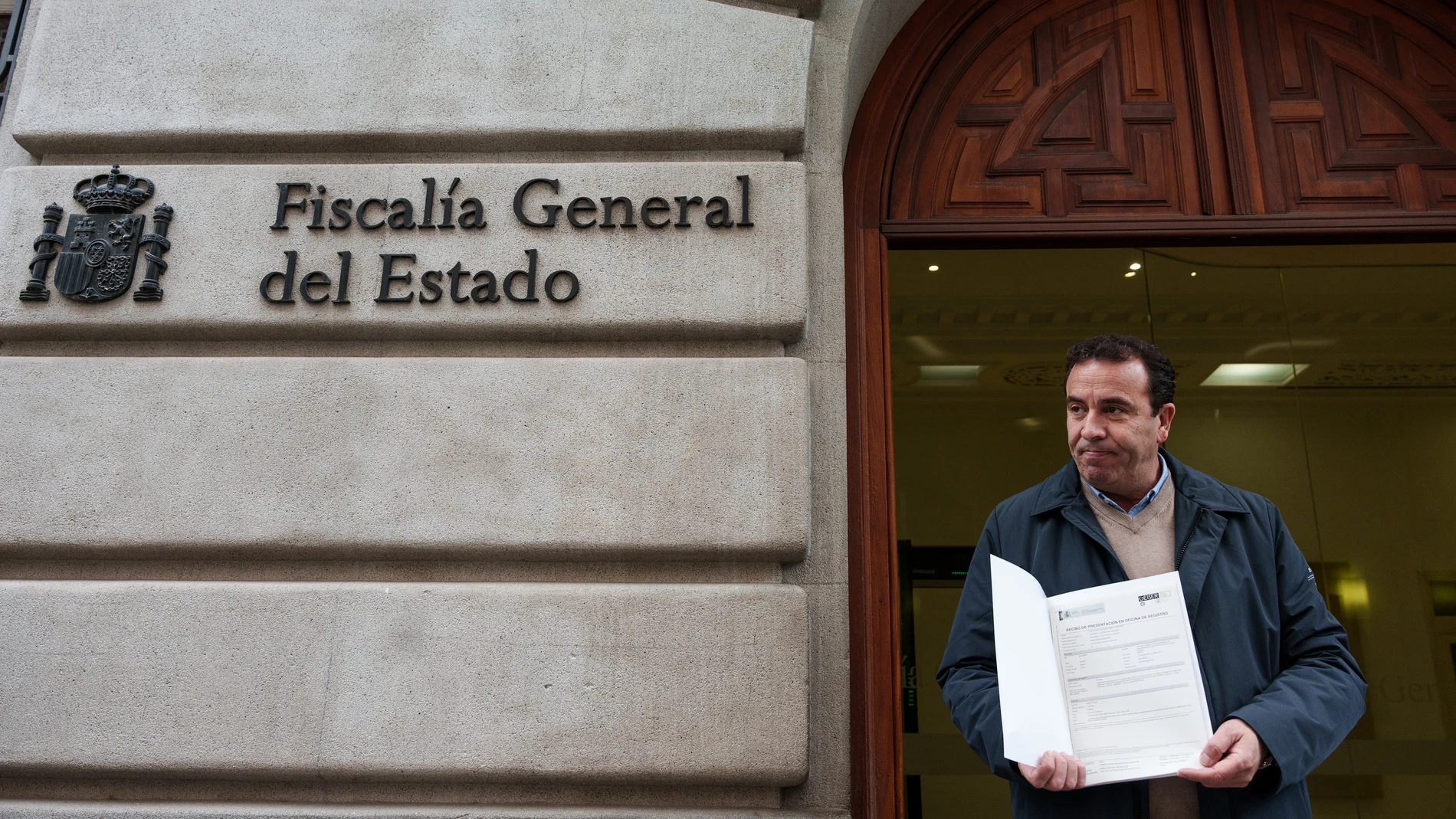 El representante del CSIF, Francisco Lamas, presenta una denuncia ante la Fiscalía General del Estado por la suspensión de asistencia sanitaria a los mutualistas de Muface por parte de las aseguradoras, a 10 de febrero de 2025, en Madrid (España). La Central Sindical Independiente y de Funcionarios (CSIF) ha presentado una denuncia para que investigue las quejas de "centenares" de mutualistas de Muface, a los que en los últimos meses se les ha "denegado" la asistencia sanitaria por parte de l...
