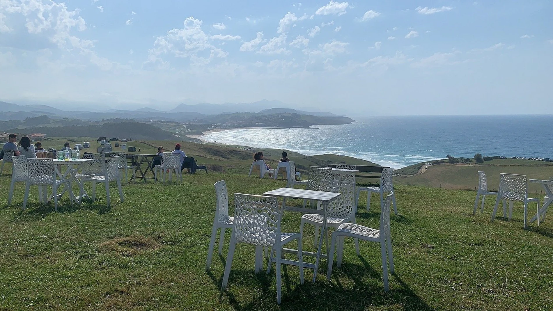 ¿Sabes dónde está la terrazuca con las vistas más espectaculares de Cantabria? En este lugar de ensueño