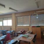 Aspecto anterior a la renovaci&oacute;n de ventanas en una de las clases del colegio Miguel Delibes de M&oacute;stoles