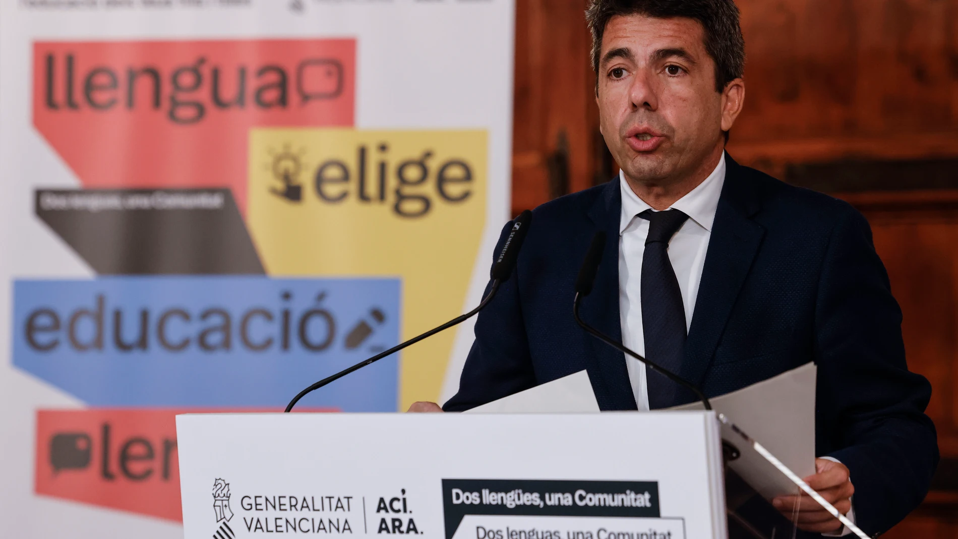El presidente de la Generalitat valenciana, Carlos Mazón, interviene durante la presentación de la campaña sobre la elección de la lengua base en los centros educativos, en el Palau de la Generalitat, a 11 de febrero de 2025, en Valencia, Comunidad Valenciana (España). La consulta de la Generalitat para que las familias elijan la lengua en la que sus hijos estudiarán el próximo curso escolar 2025-2026 comenzará el 25 de febrero. Esta elección afectará a los niños matriculados en centros públi...