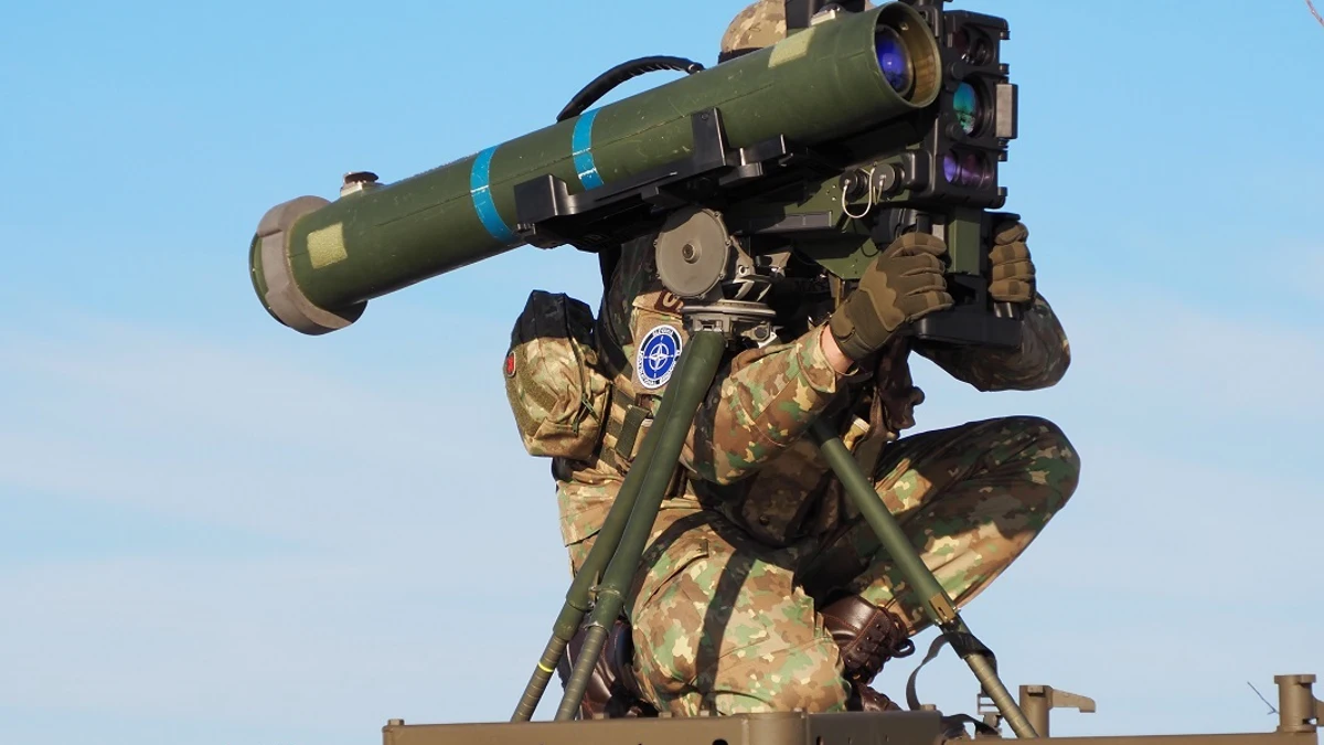 Un soldado español con un "cazacarros" Spike LR instalado en un Vamtac del Ejército de Tierra