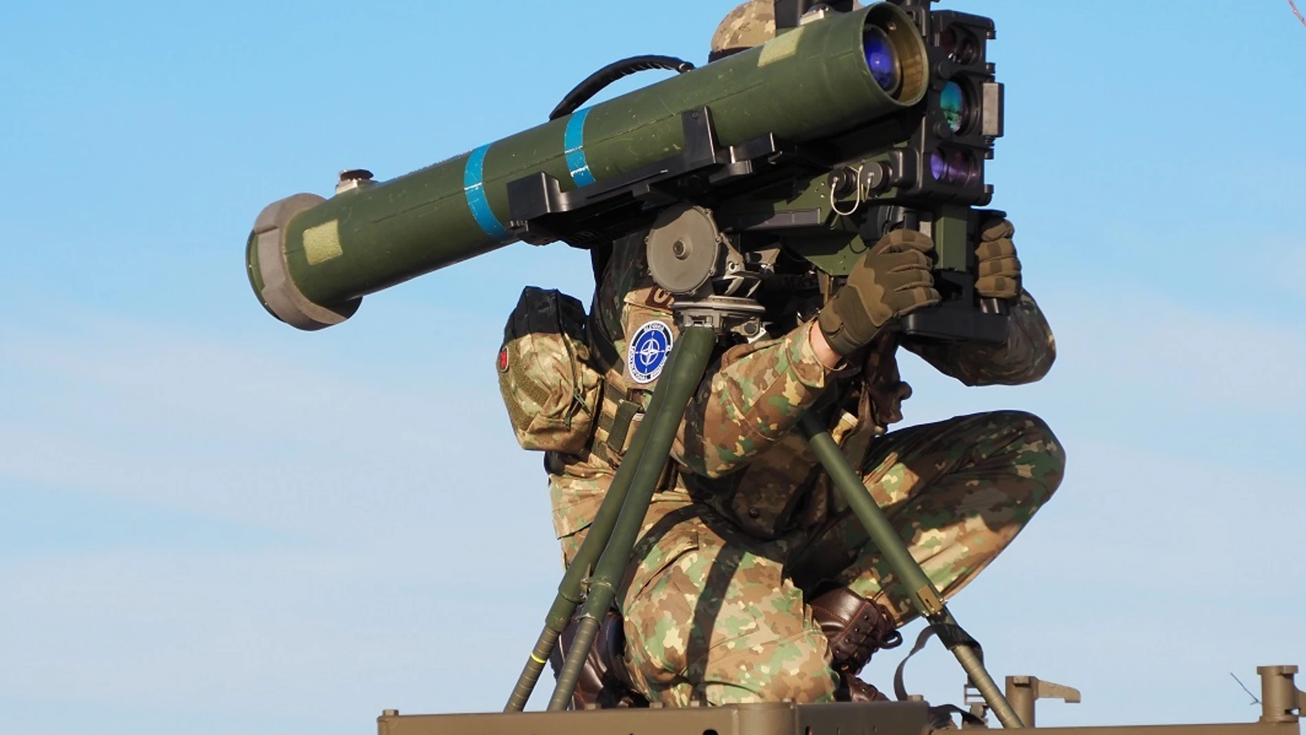 Un soldado español con un "cazacarros" Spike LR instalado en un Vamtac del Ejército de Tierra