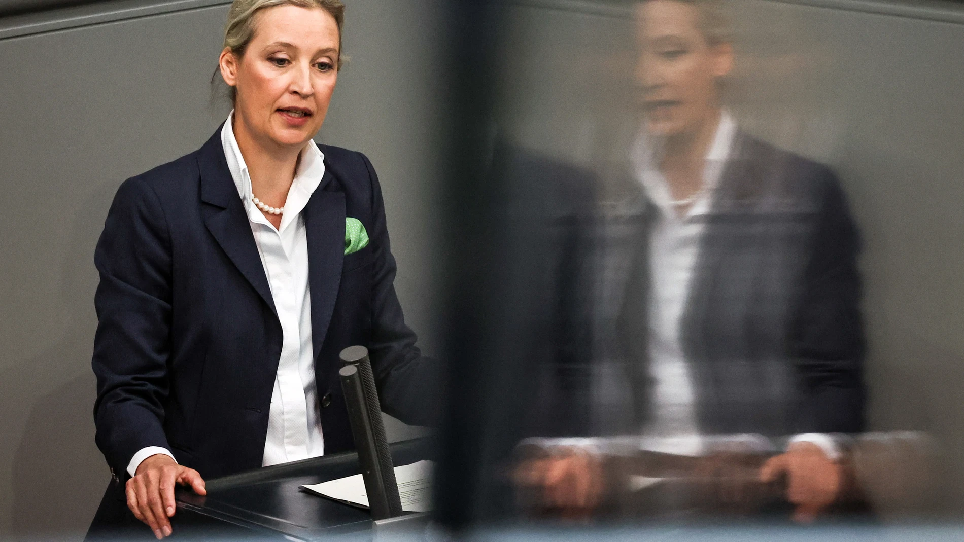 Berlin (Germany), 11/02/2025.- Alternative for Germany (AfD) party faction co-chairwoman Alice Weidel delivers a speech at the meeting of the German Bundestag in Berlin, Germany, 11 February 2025. (Alemania) EFE/EPA/FILIP SINGER