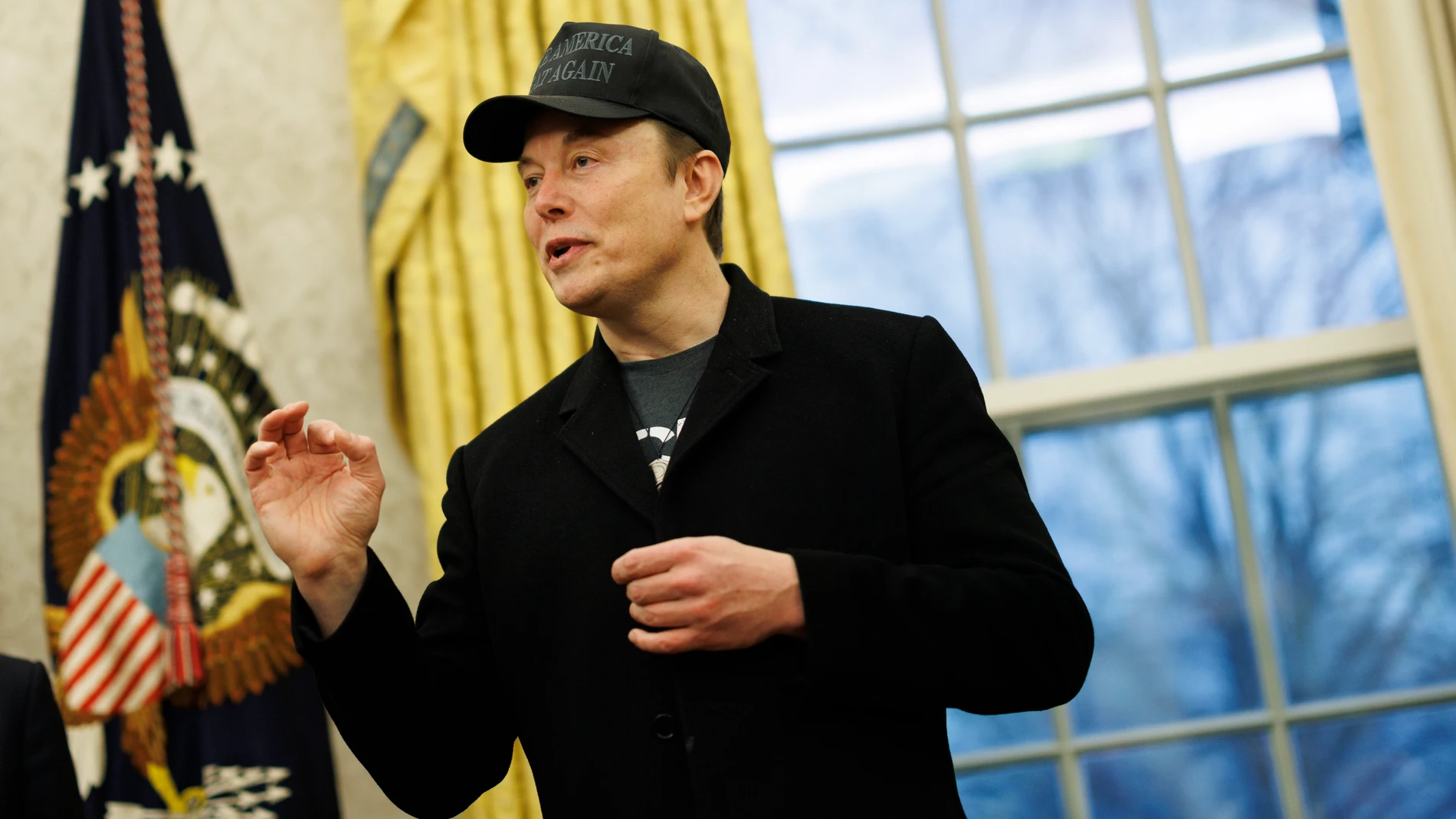 Washington (United States of America), 11/02/2025.- US entrepreneur and U.S. special government employee Elon Musk gives remarks to the media in the Oval Office of the White House, as he meets with US President Donald J. Trump in the Oval Office of the White House, as he meets with Elon Musk (L), in Washington, DC, USA, 11 February 2025. EFE/EPA/Aaron Schwartz / POOL