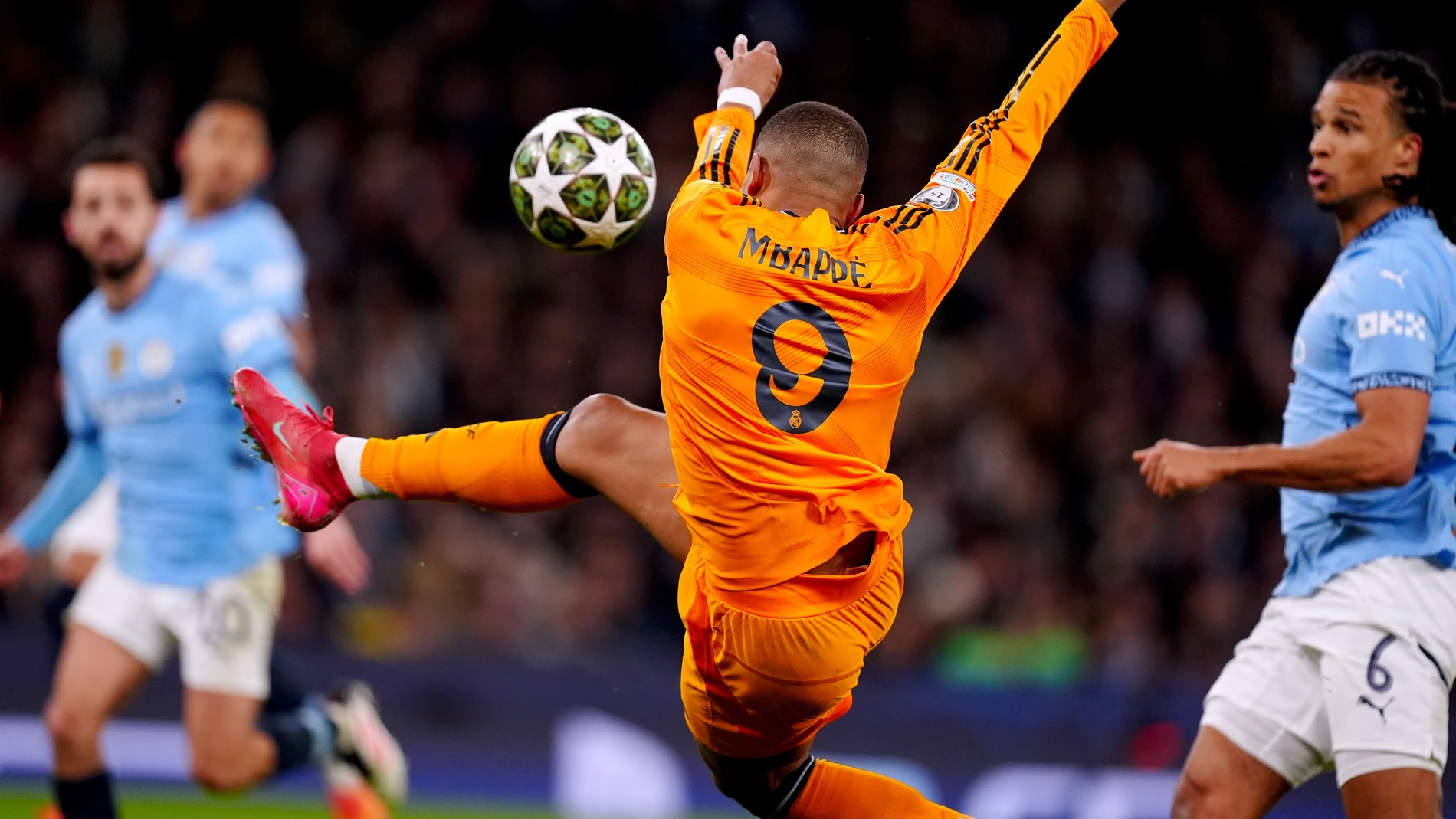 11 February 2025, United Kingdom, Manchester: Real Madrid's Kylian Mbappe scores his side's first goal during the UEFA Champions League intermediate round first leg soccer match between Manchester City and Real Madrid at the Etihad Stadium. Photo: Mike Egerton/PA Wire/dpa 11/02/2025 ONLY FOR USE IN SPAIN