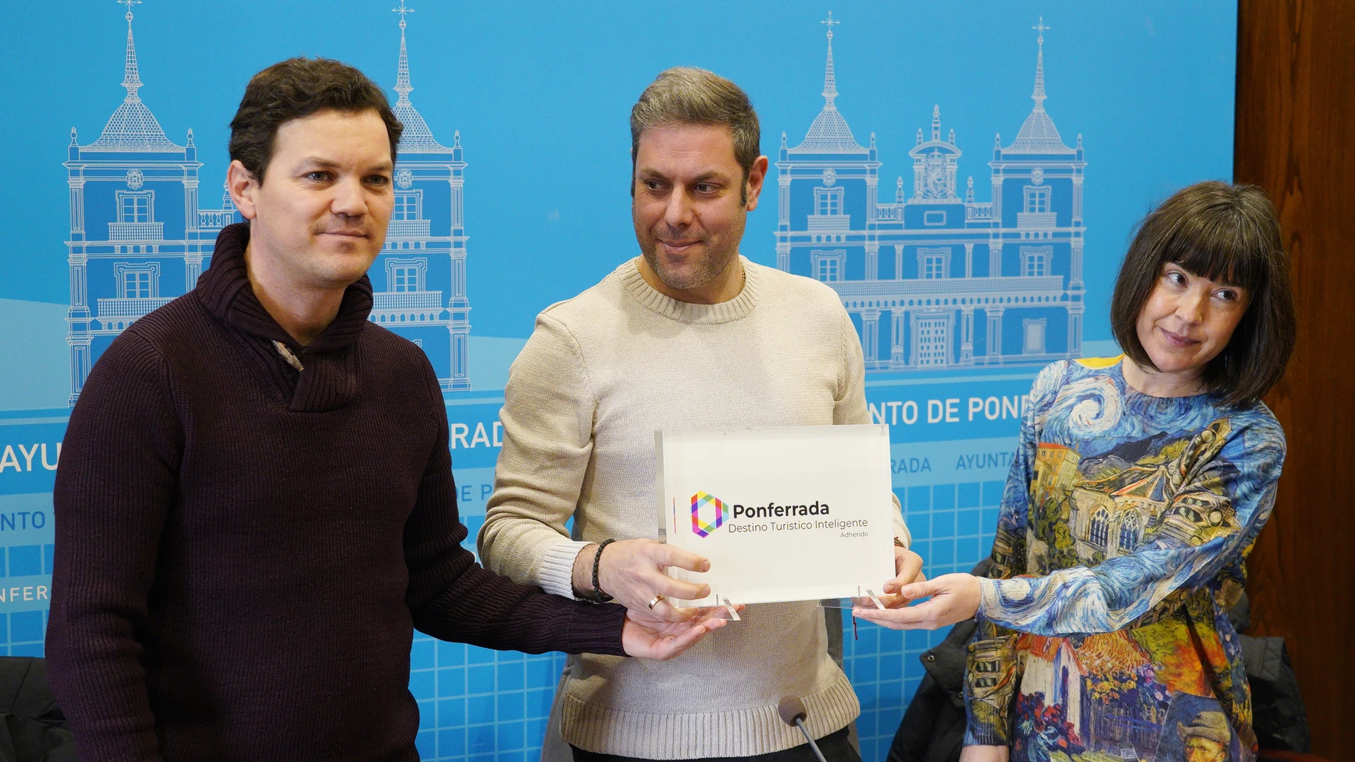 El concejal de Turismo de Ponferrada, Iván Alonso (C), junto a los técnicos de la concejalía, Miguel Reguera (I), y Laura Hurtado, durante su comparecencia para informar sobre los datos turísticos de la ciudad