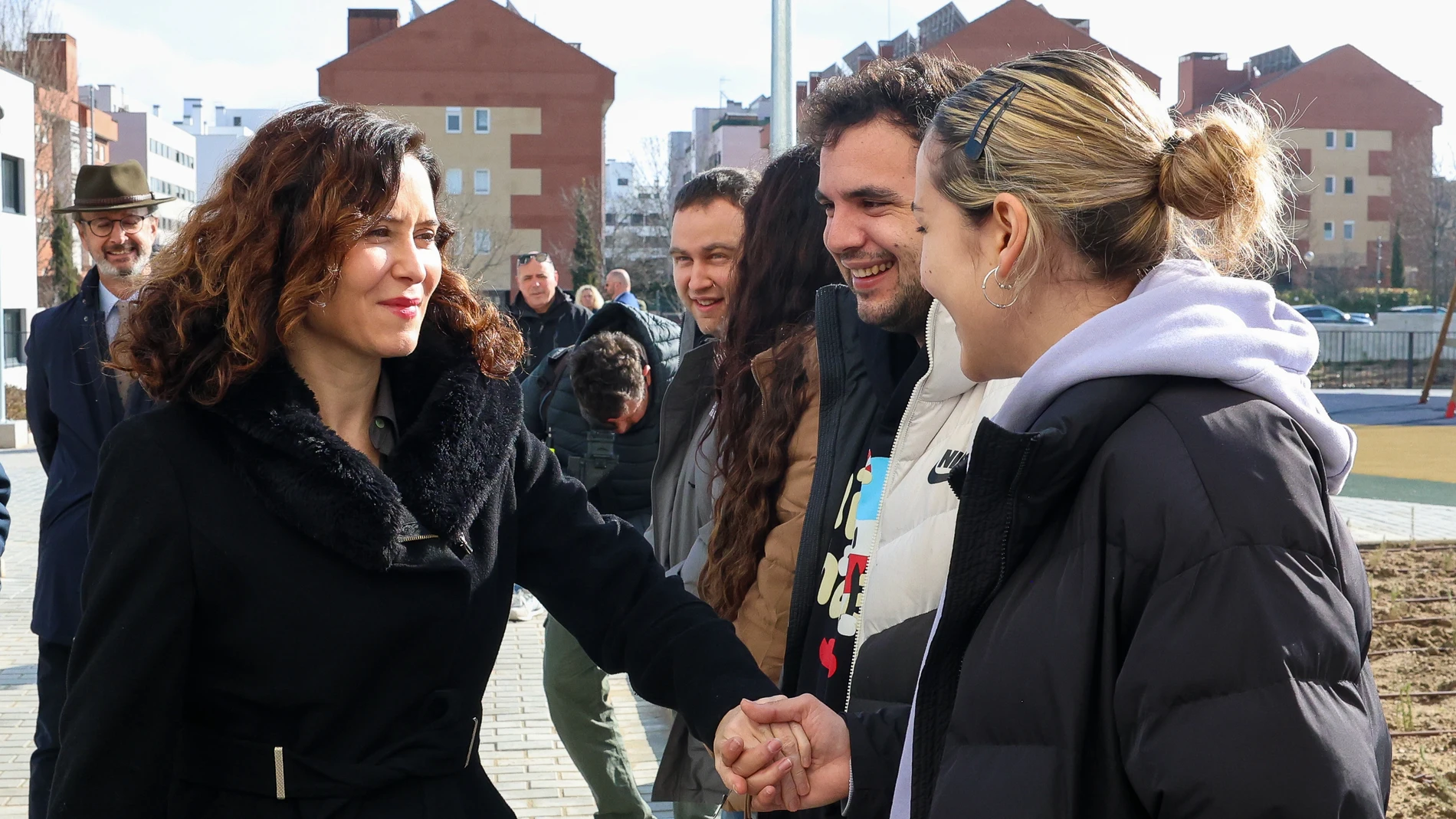 La presidenta de la Comunidad de Madrid, Isabel Díaz Ayuso, durante la entrega de llaves a los primeros adjudicatarios de las 282 viviendas del Plan Vive en Colmenar Viejo, a 11 de febrero de 2025, en Colmenar Viejo, Madrid (España). Se trata de 282 viviendas de 1 a 3 dormitorios en régimen de alquiler asequible, que cuentan con garaje, piscina, gimnasio y zonas de coworking. Están ubicadas en la calle Estación de Chamartín 3 y 5. Los precios oscilan entre los 462 euros al mes de alquiler y 6...