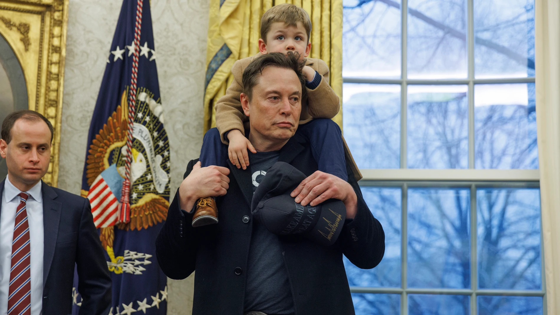 Washington (United States of America), 11/02/2025.- US entrepreneur and U.S. special government employee Elon Musk, with his son X, gives remarks to the media in the Oval Office of the White House, as he meets with US President Donald J. Trump in the Oval Office of the White House, as he meets with Elon Musk (L), in Washington, DC, USA, 11 February 2025. EFE/EPA/Aaron Schwartz / POOL