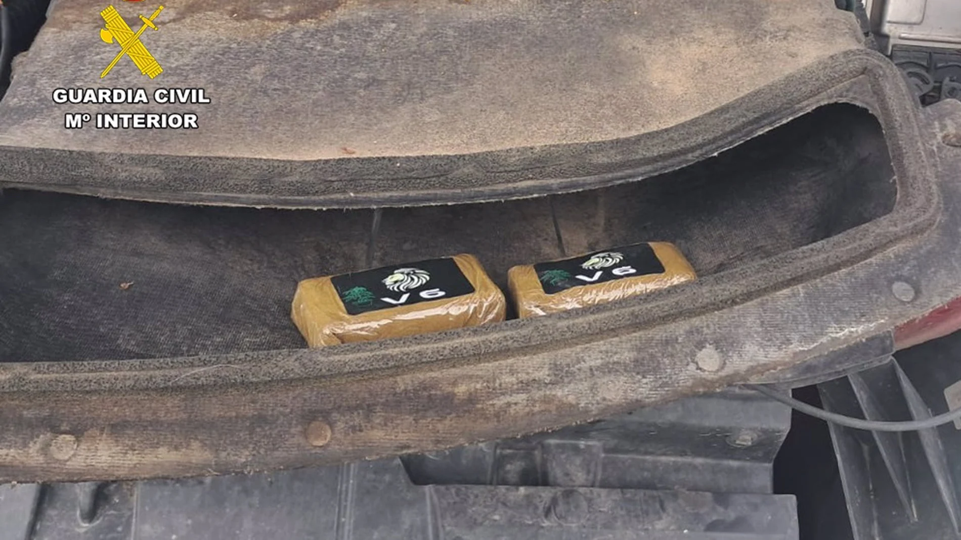 MURCIA.-Sucesos.- Detenidos dos vecinos de Lorca y Cieza transportando 200 gramos de hachís en el motor de un vehículo en Hellín