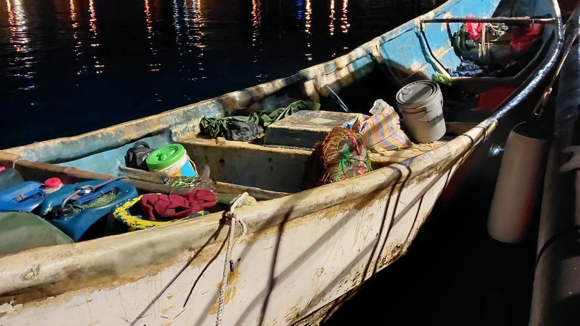 Patera en un muelle REMITIDA / HANDOUT por SALVAMENTO MARÍTIMO Fotografía remitida a medios de comunicación exclusivamente para ilustrar la noticia a la que hace referencia la imagen, y citando la procedencia de la imagen en la firma 11/02/2025