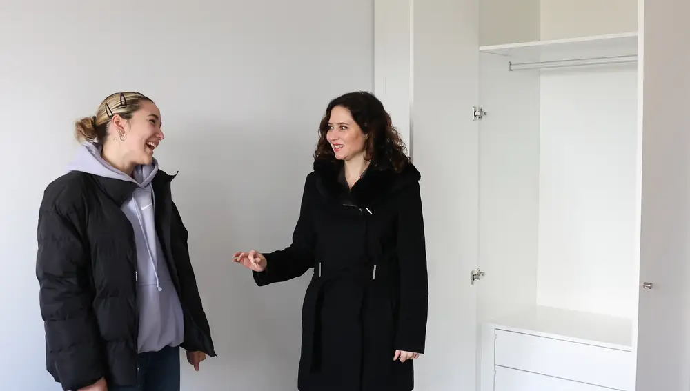 Ayuso entrega las llaves a los primeros adjudicatarios de las 282 viviendas del Plan Vive en Colmenar Viejo (Madrid)