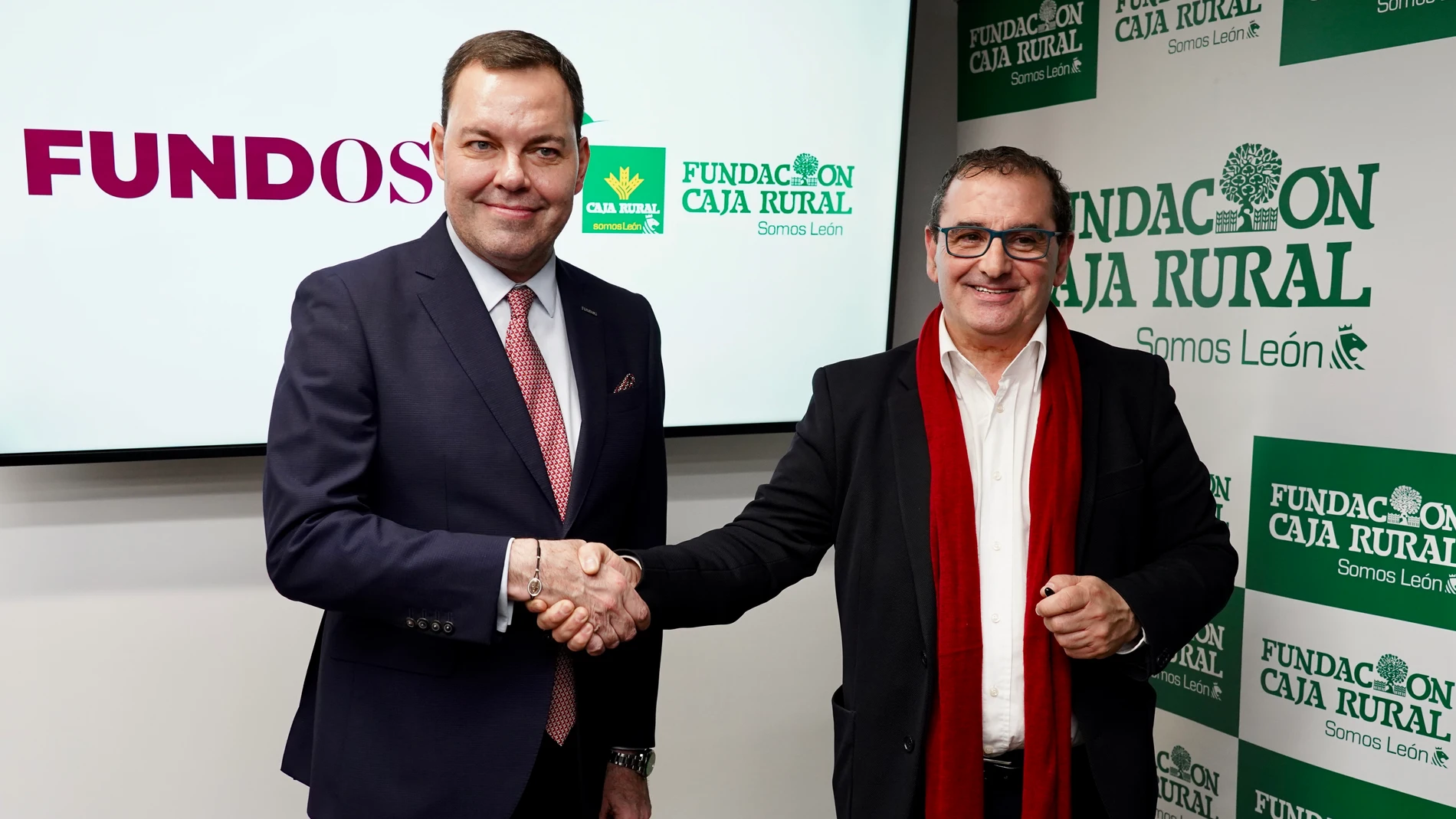El director general de la Fundación Obra Social Castilla y León, José María Viejo, y el director de Comunicación y Relaciones Institucionales de Caja Rural, Narciso Prieto, presentan el programa de actividades conjuntas con motivo del 30 aniversario de la entidad bancaria en León