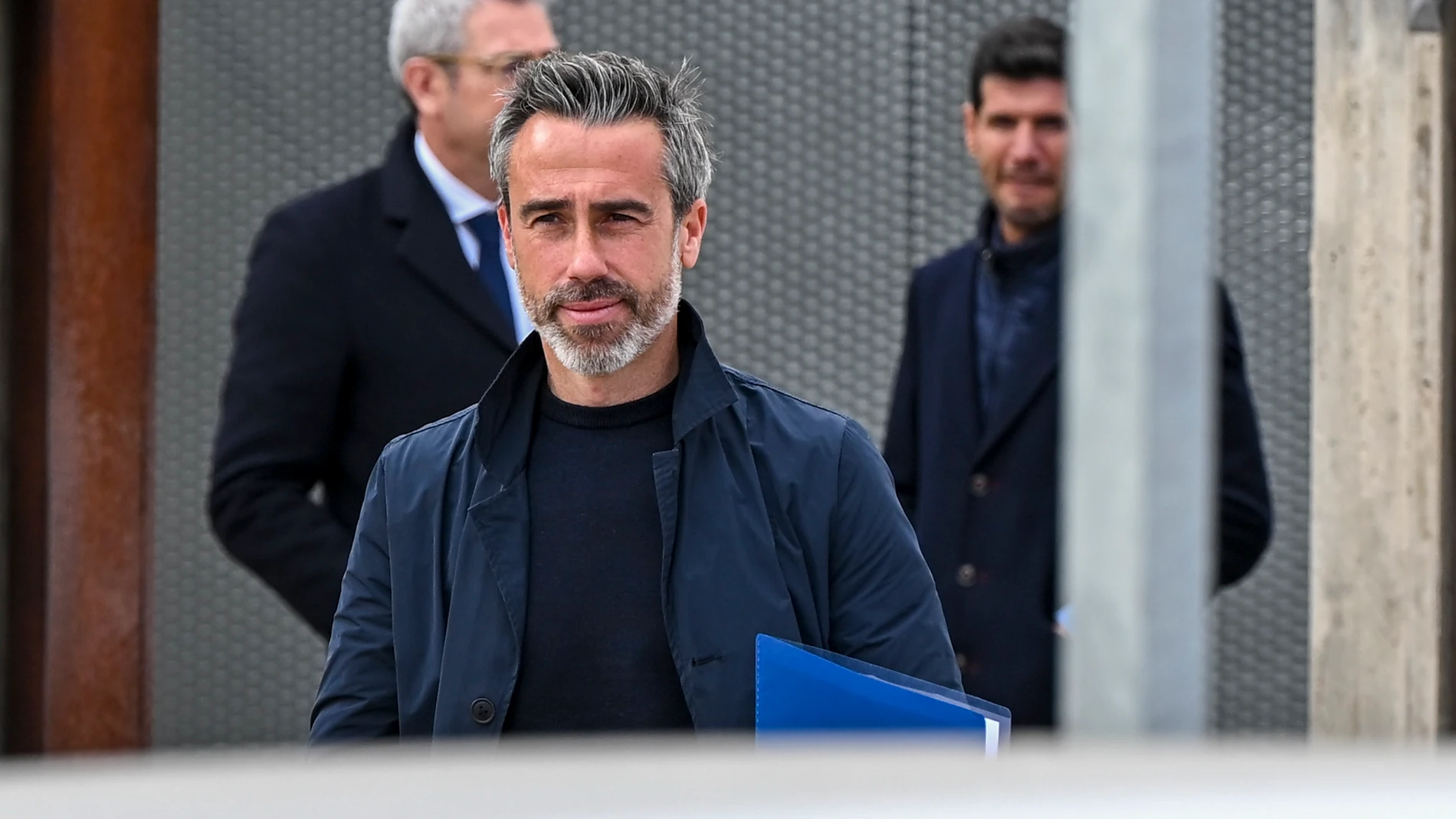 SAN FERNANDO DE HENARES (MADRID), 11/02/2025.- El exseleccionador del equipo femenino de fútbol Jorge Vilda a su salida tras la sesión de este martes del juicio por el beso que el expresidente de la Federación Española de Fútbol Luis Rubiales dio a la futbolista Jenni Hermoso tras la final del Mundial de 2023, en la Audiencia Nacional en San Fernando de Henares. EFE/ Fernando Villar