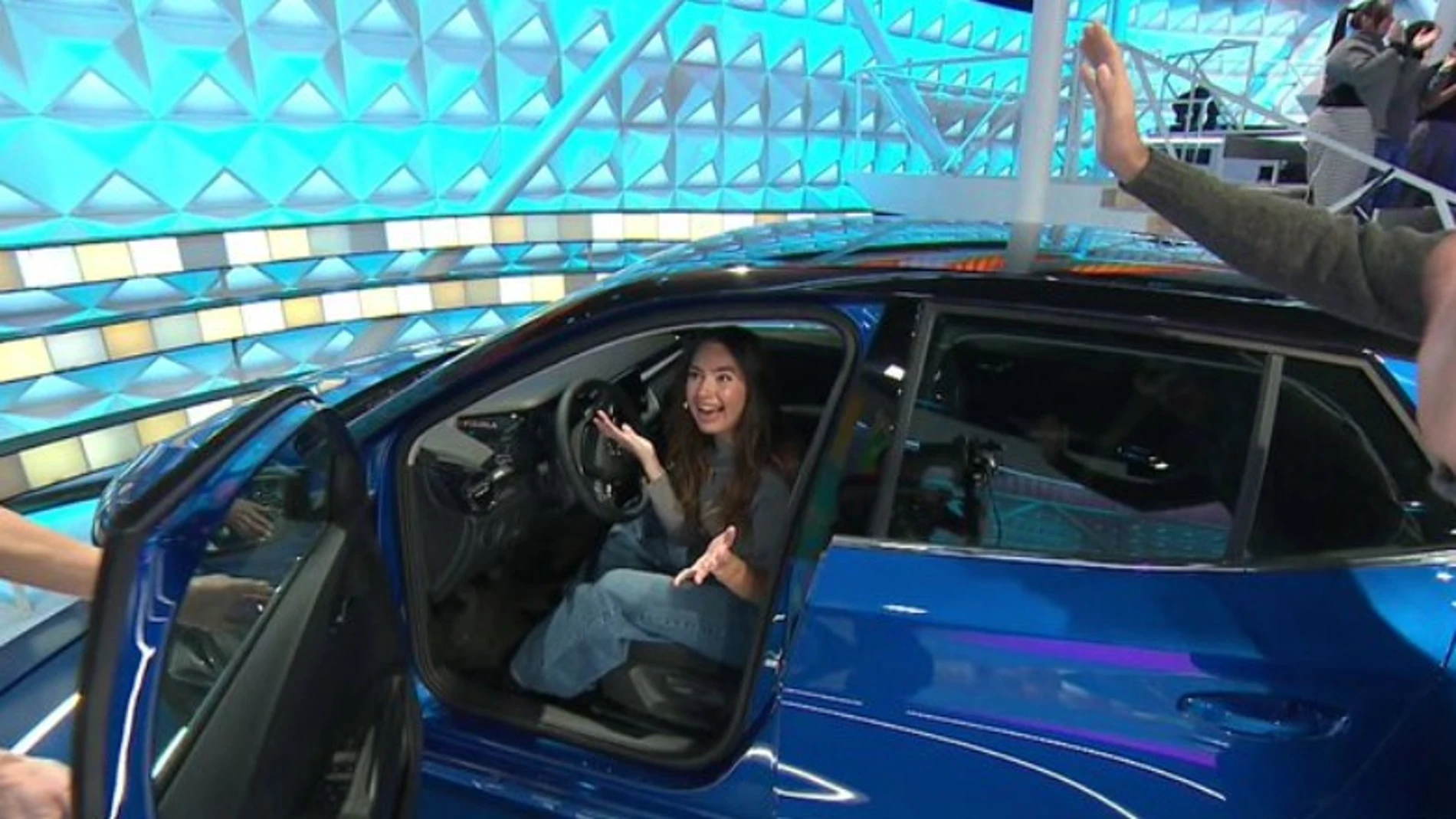 Sara se corona con el coche y un panel de 900€ sin tirar en "La ruleta de la suerte"