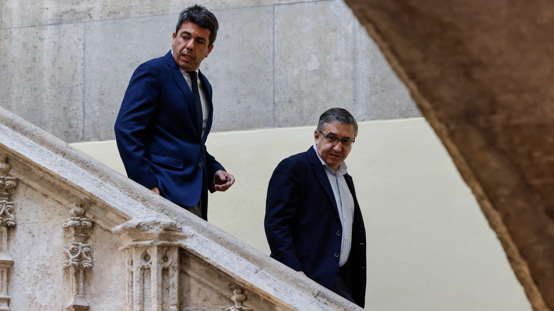 El presidente de la Generalitat valenciana, Carlos Mazón (i) y el conseller de Educación, Cultura, Universidades y Empleo de la Generalitat Valenciana, José Antonio Rovira (d), llegan a la presentación de la campaña sobre la elección de la lengua base en los centros educativos, en el Palau de la Generalitat, a 11 de febrero de 2025, en Valencia, Comunidad Valenciana (España). La consulta de la Generalitat para que las familias elijan la lengua en la que sus hijos estudiarán el próximo curso e...