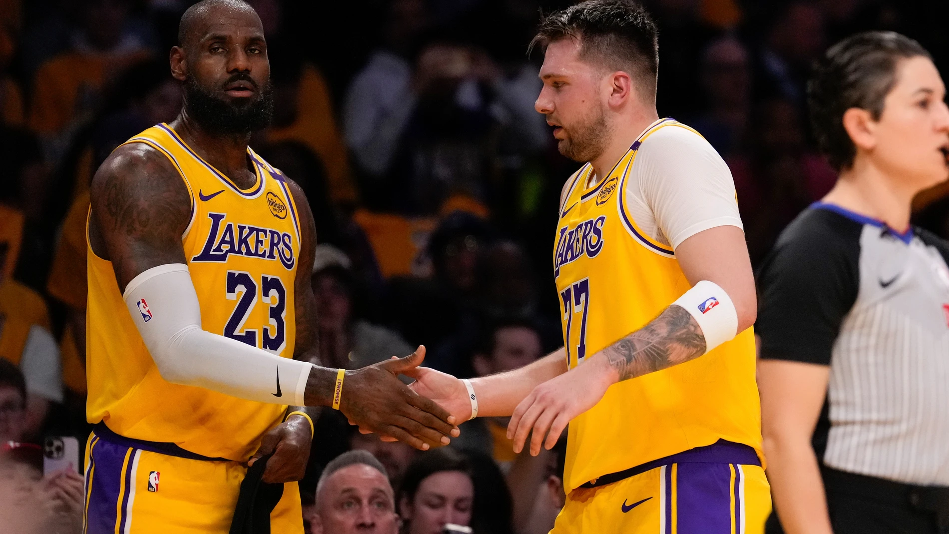 LeBron y Doncic se saludan durante el partido ante los Jazz