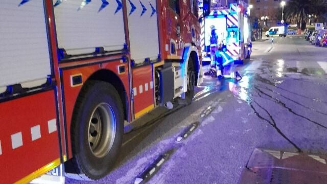 Imagen de los Bombers de la Generalitat trabajando en el incendio