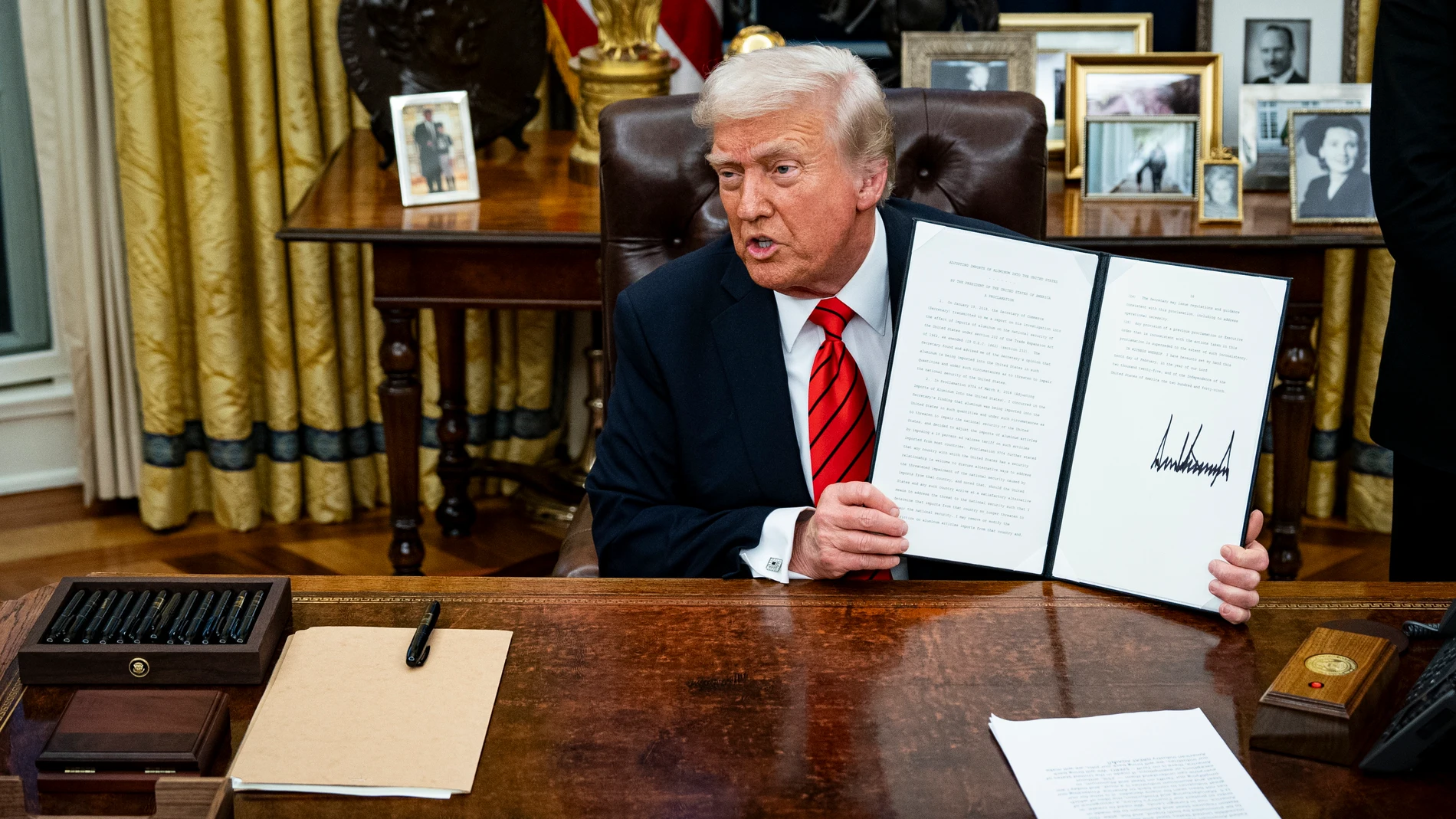 WASHINGTON (United States), 10/02/2025.- US President Donald Trump displays a signed executive order in the Oval Office of the White House in Washington, DC, USA, on 10 February 2025. Trump ordered a 25% tariff on steel and aluminum imports EFE/EPA/AL DRAGO / POOL