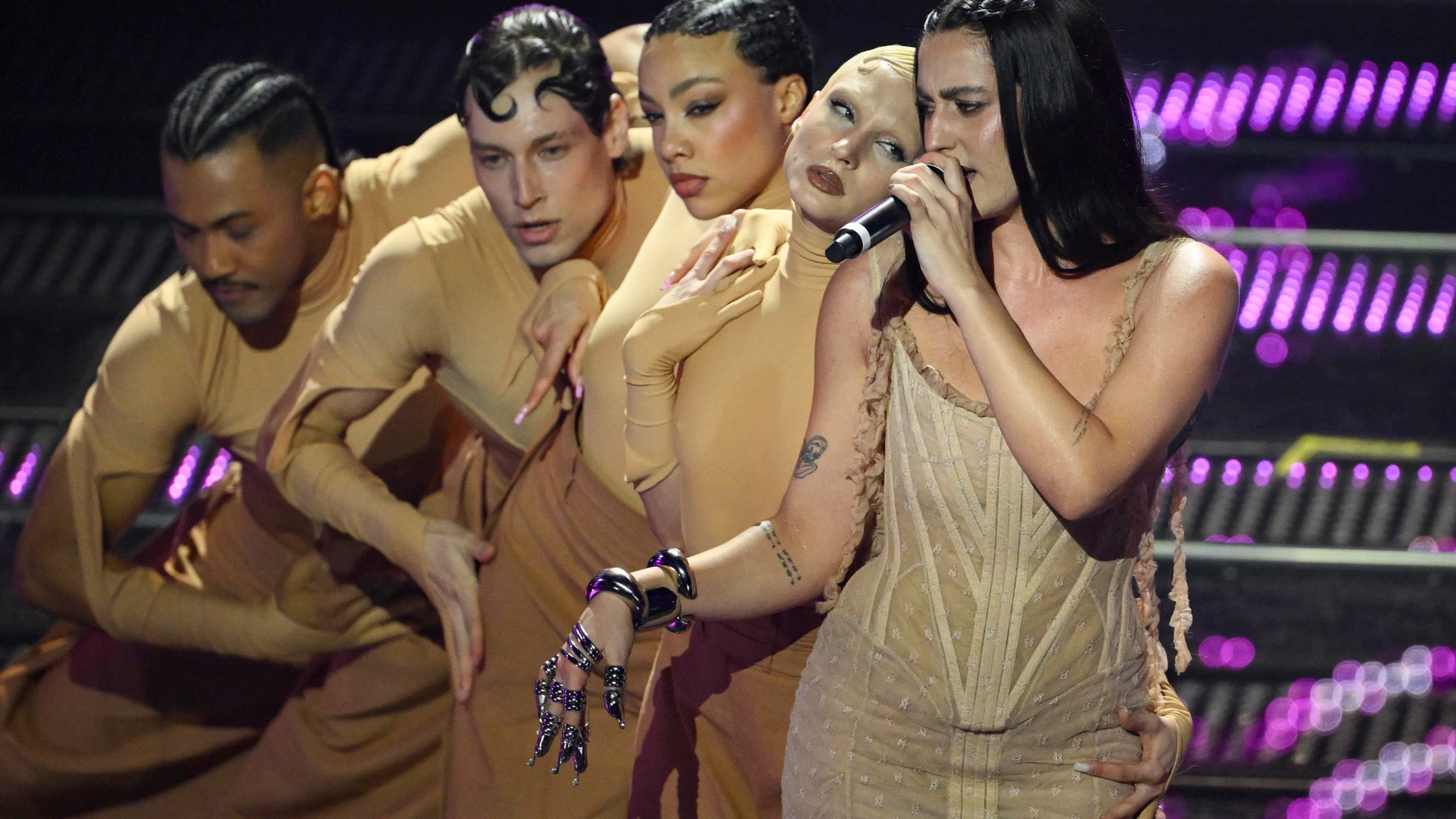 Sanremo (Italy), 11/02/2025.- Italian singer Gaia (R) performs onstage during the first night of the 75th Sanremo Italian Song Festival at the Ariston theatre, in Sanremo, Italy, 11 February 2025. The music festival runs from 11 to 15 February 2025. (Italia) EFE/EPA/ETTORE FERRARI