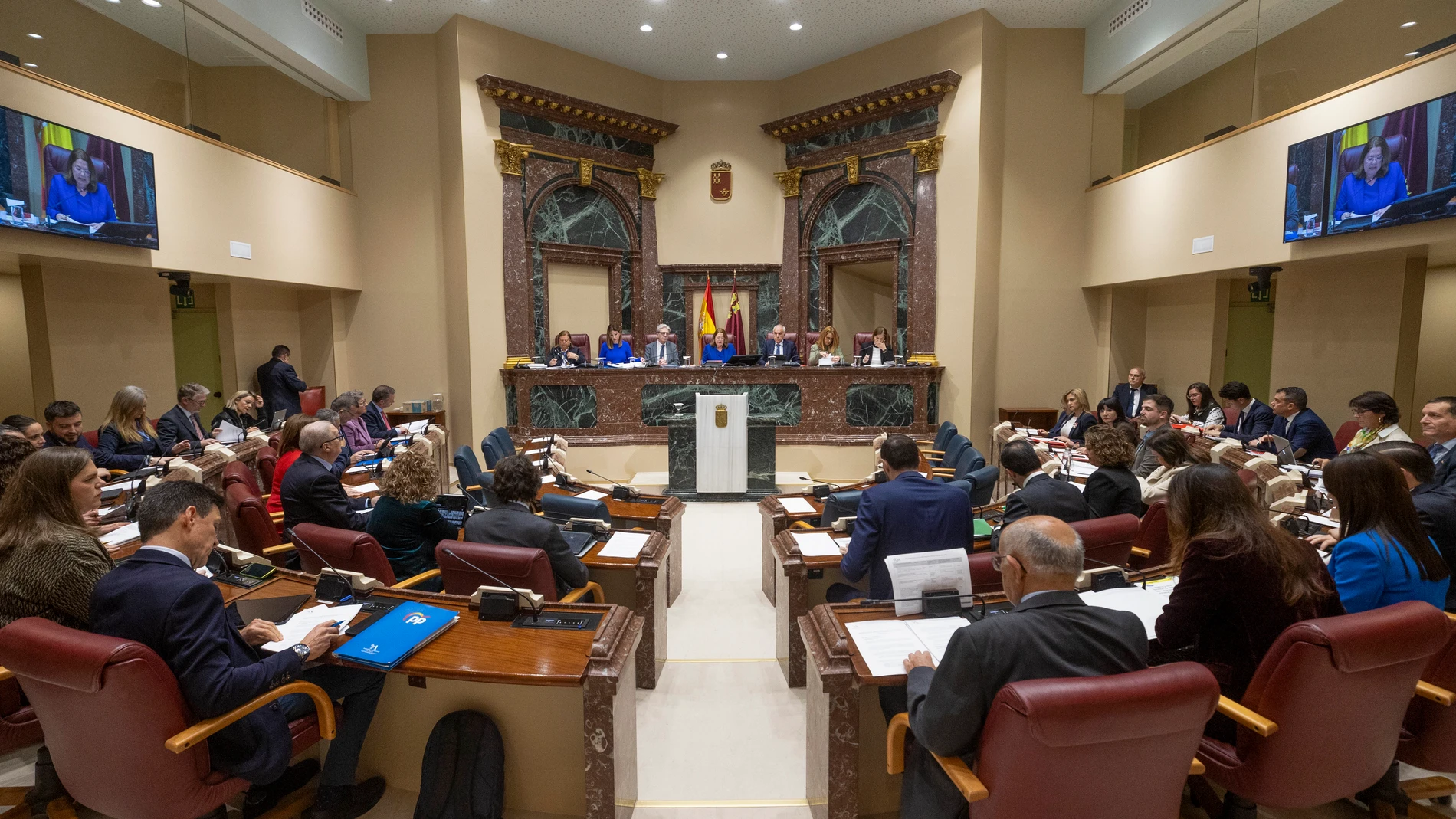 CARTAGENA, (MURCIA), 11/02/2025.- La presidente de la Asamblea Regional Visitación Martínez (c), durante el pleno de la Asamblea que este martes ha vuelto a celebrar los plenos en el hemiciclo tras más de cuatro años cerrado. EFE/Marcial Guillén