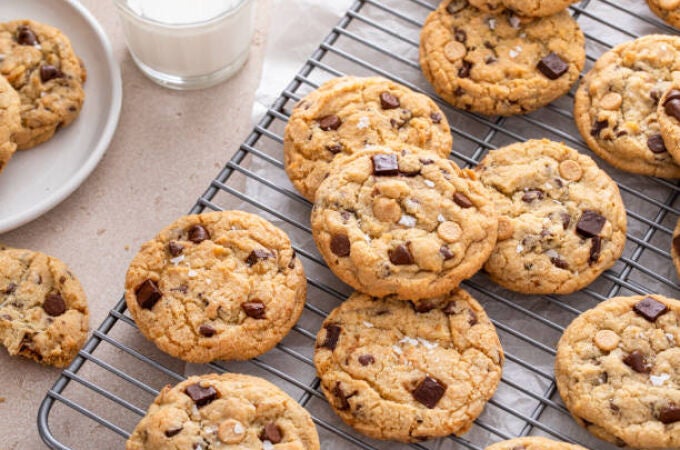 Galletas cremosas sobre una bandeja de horno 