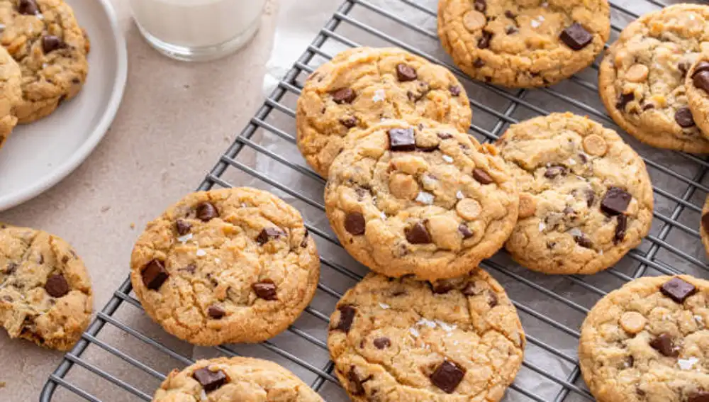 Galletas cremosas sobre una bandeja de horno