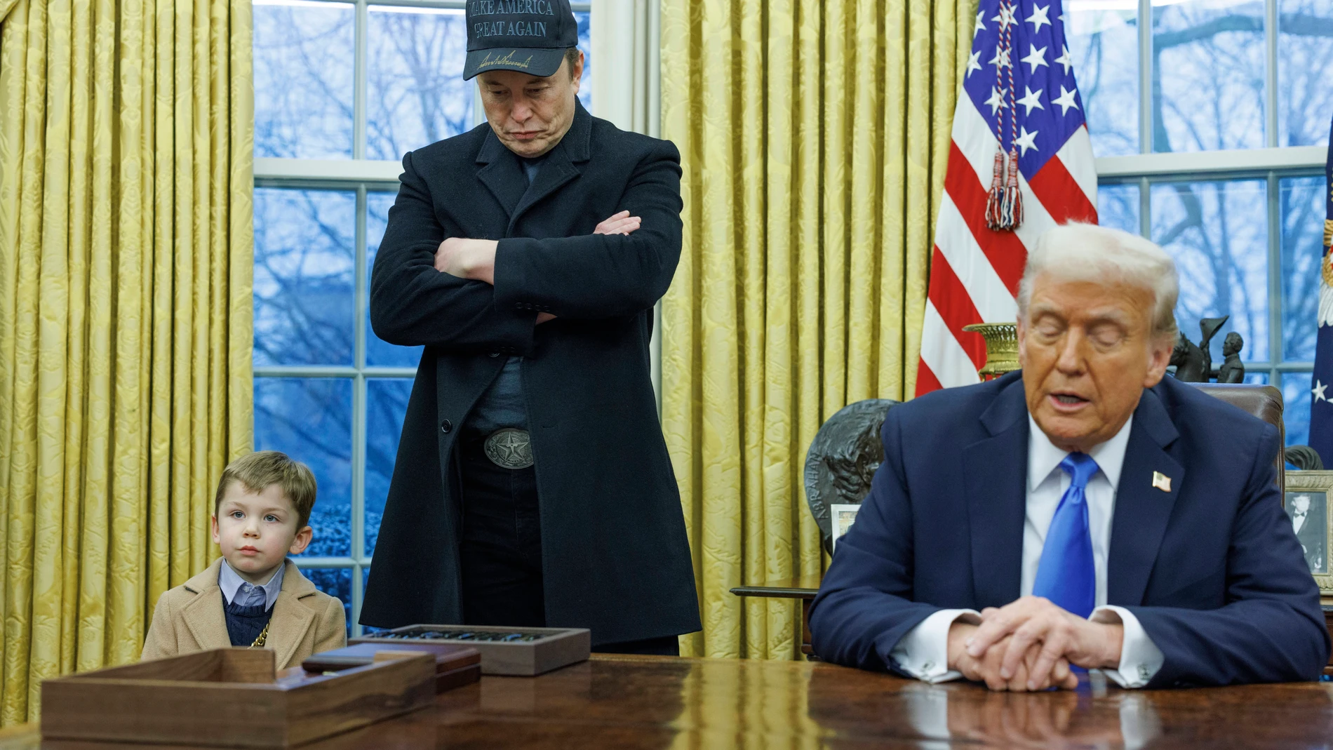 Washington (United States of America), 11/02/2025.- US entrepreneur and U.S. special government employee Elon Musk (L), with his son X, and US President Donald J. Trump (R) talk to media in the Oval Office of the White House in Washington, DC, USA, 11 February 2025. EFE/EPA/Aaron Schwartz / POOL