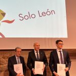 El alcalde de León, José Antonio Diez, analiza el informe jurídico presentado por Broseta Abogados, junto aAlberto Palomar y Gil Manuel Perea 