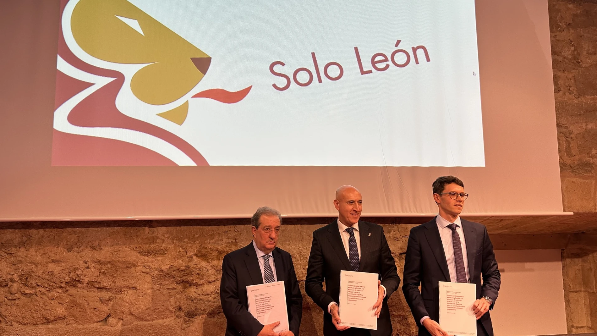 El alcalde de León, José Antonio Diez, analiza el informe jurídico presentado por Broseta Abogados, junto aAlberto Palomar y Gil Manuel Perea