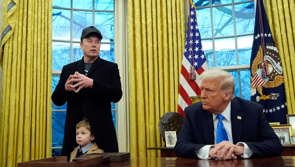 Elon Musk, acompañado de su hijo X, en el Despacho Oval con Donald Trump