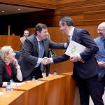 El nuevo portavoz parlamentario de Vox, David Hierro, saluda al jefe del Ejecutivo al entrar al hemiciclo, en presencia de Blanco y González Gago
