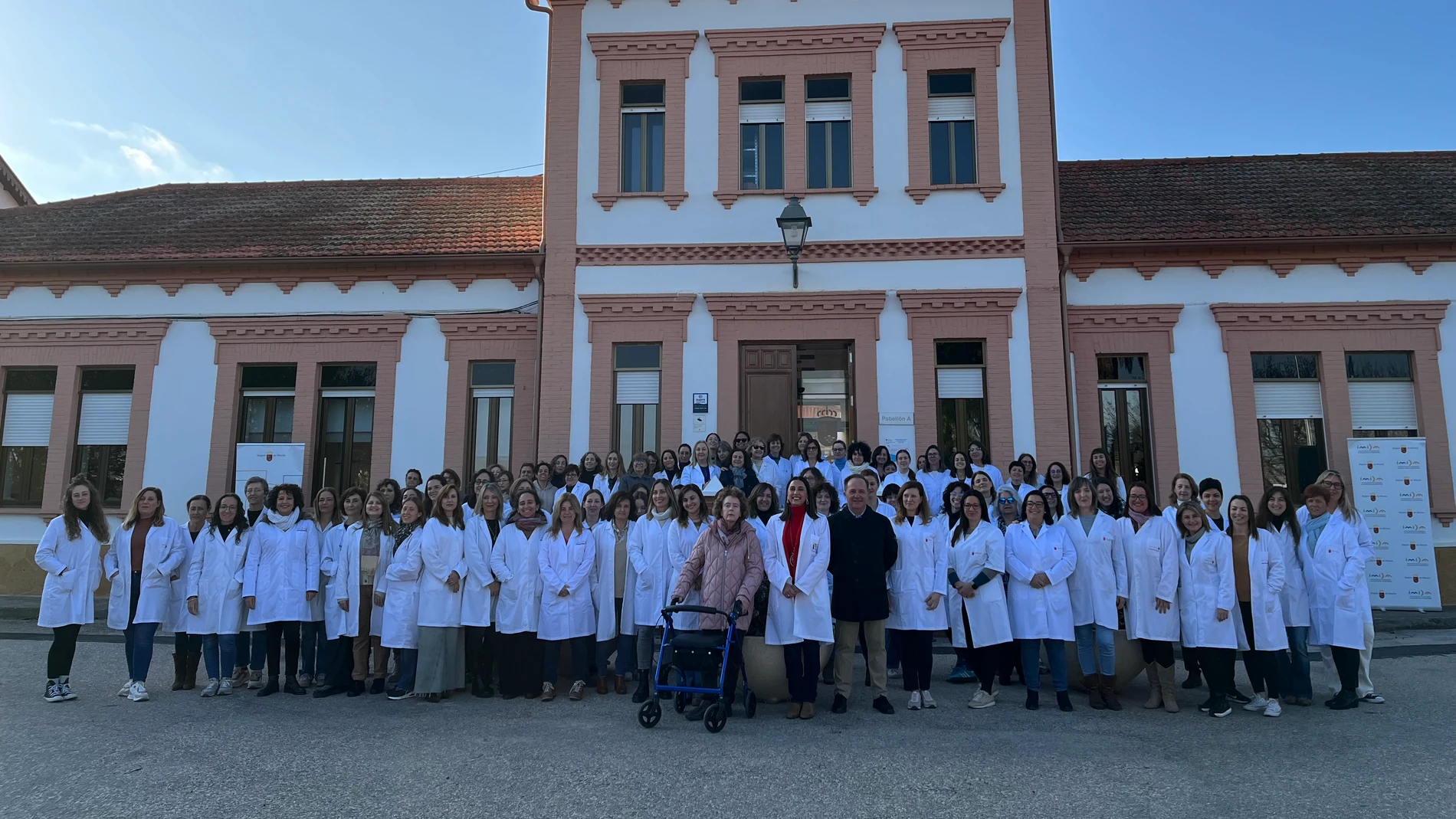 La consejera Sara Rubira junto a las investigadoras del Imida en las instalaciones del centro