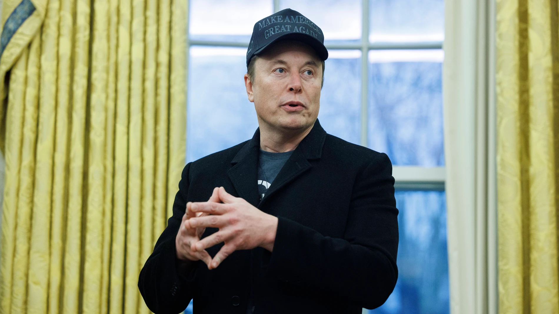 Washington (United States of America), 11/02/2025.- US entrepreneur and U.S. special government employee Elon Musk gives remarks to the media in the Oval Office of the White House, as he meets with US President Donald J. Trump in the Oval Office of the White House, as he meets with Elon Musk (L), in Washington, DC, USA, 11 February 2025. EFE/EPA/Aaron Schwartz / POOL