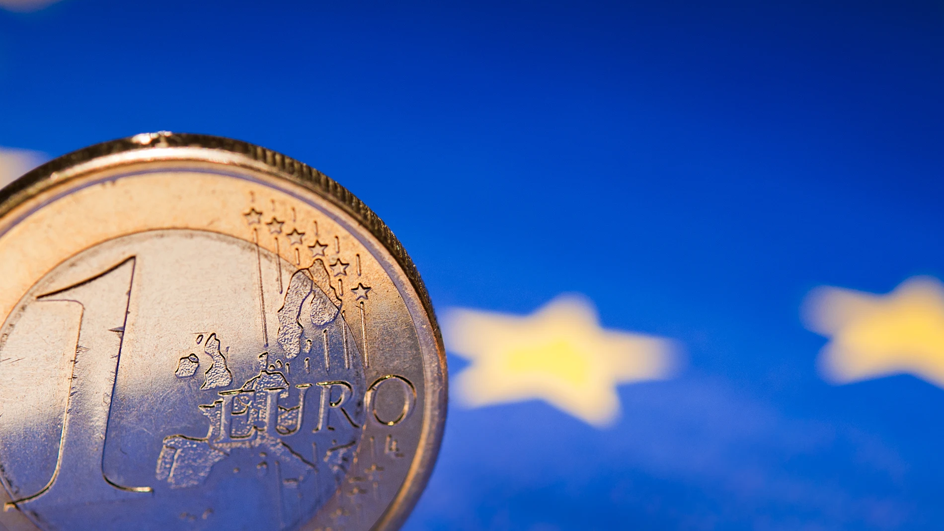 La mayor parte de los países de la Unión Europea tienen el euro como moneda oficial, mientras que otros estados ajenos también disponen de esta divisa