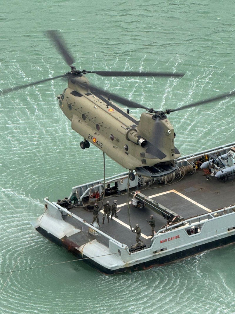 El helicóptero Chinook descarga material del buque Mar Caribe