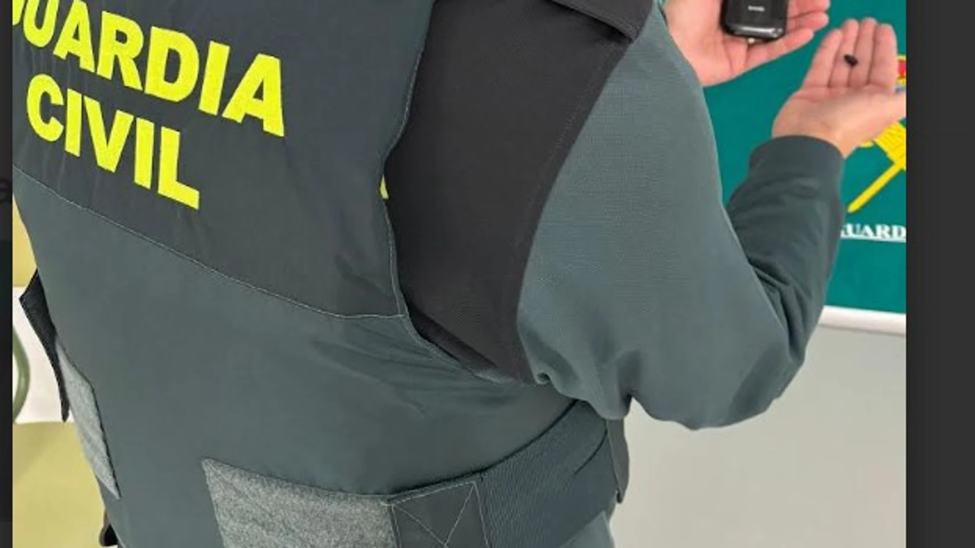 Un agente, con uno de los aparatos que se han incautado