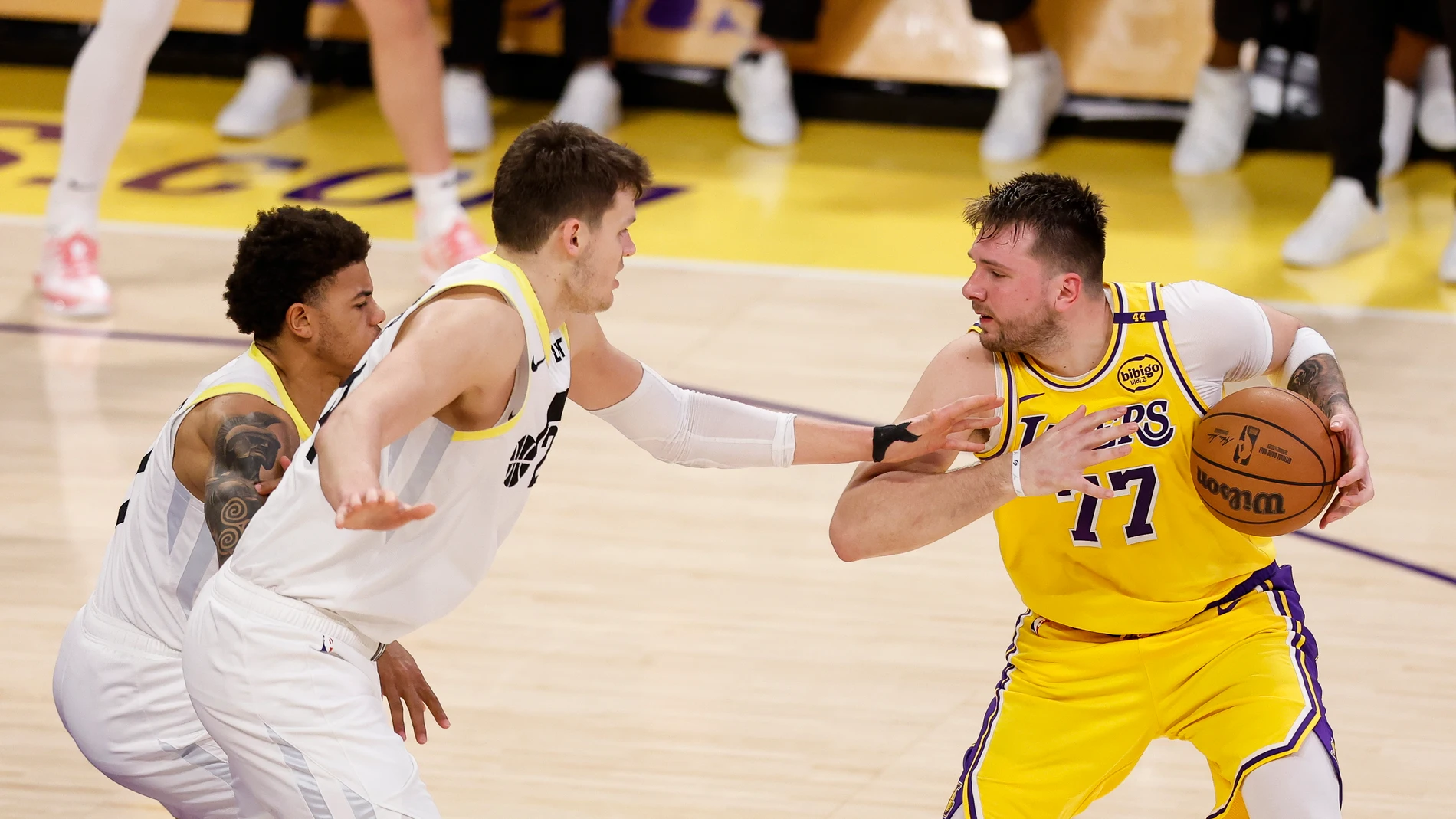 Doncic acosado por Kessler y George