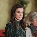 La Reina Letizia con look con vestido y botas.